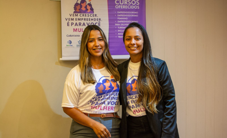 Mulher com dúvidas sobre os cursos